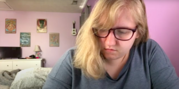 Video: Day in the life of a college student studying from home