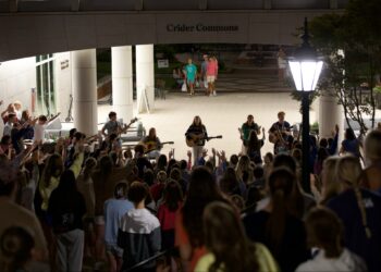 Students flood Crider Commons to worship 
