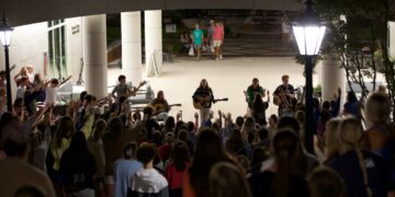 Students flood Crider Commons to worship 