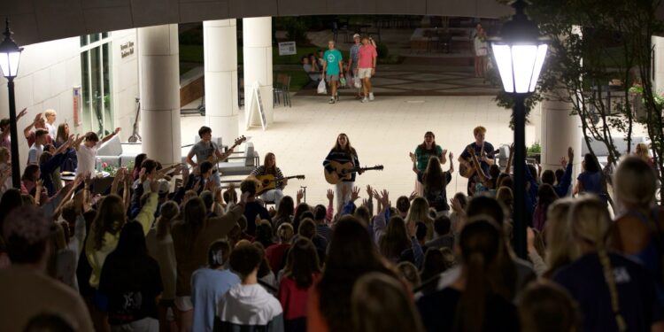 Students flood Crider Commons to worship