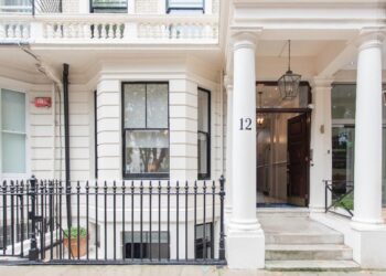 Ladies in London: All-female cohort arriving at Daniel House in the Fall