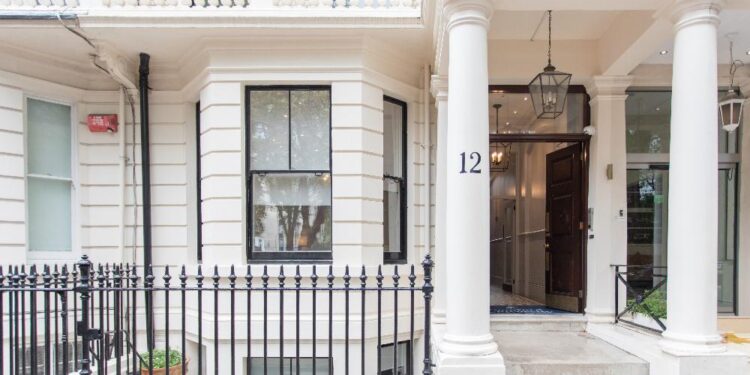 Ladies in London: All-female cohort arriving at Daniel House in the Fall